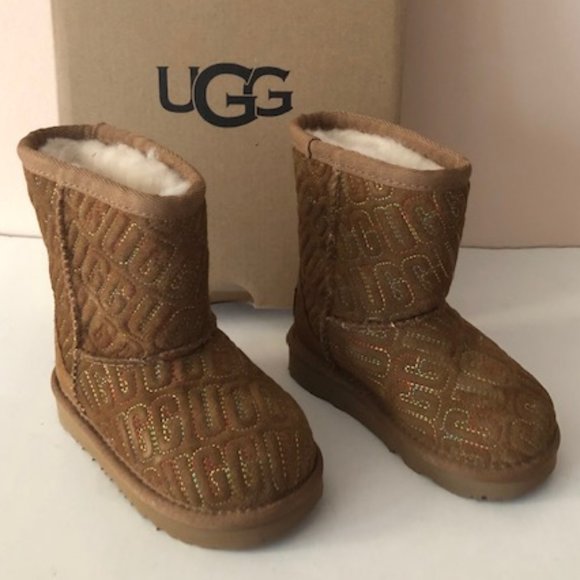 UGG Classic II Graphic Stitch Leather Kids' Short Boot for boy or girl. Size: 6 - Picture 1 of 13